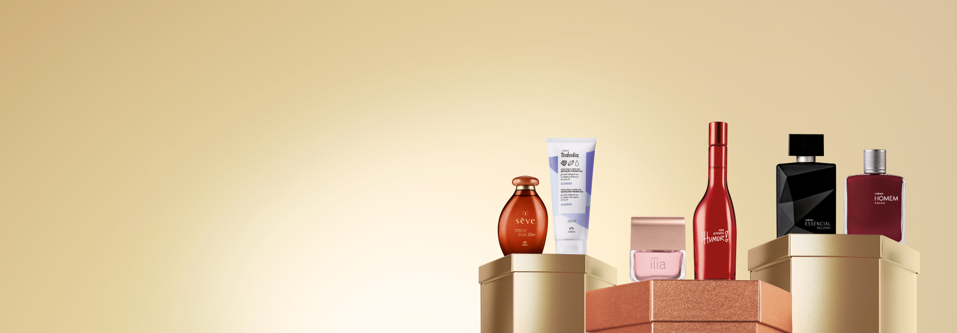 Embalagens Natura sobre caixas brilhantes verde e dourada, em fundo verde: aromatizador de ambientes com varetas, spray de ambientes e vela Bothânica, prato estampado com listras e flores e caneca verde.