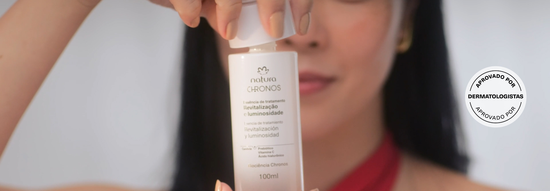 Vídeo com Essência de Tratamento Natura Chronos, com elementos da natureza e mulher de pele amarela utilizando o produto no rosto. Com selo Aprovado por Dermatologistas.