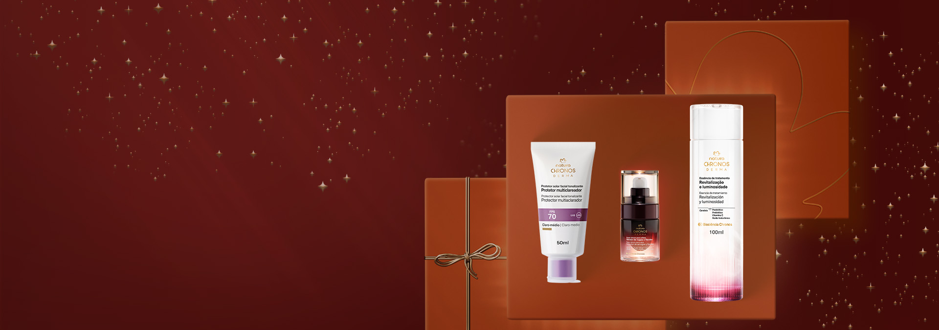 Protetor FPS 30 Chronos, Sérum Chronos e Essência de Tratamento Chronos, sobre caixas marrom com fita dourada. Fundo vinho com flor símbolo da Natura e pontos de luz dourados.