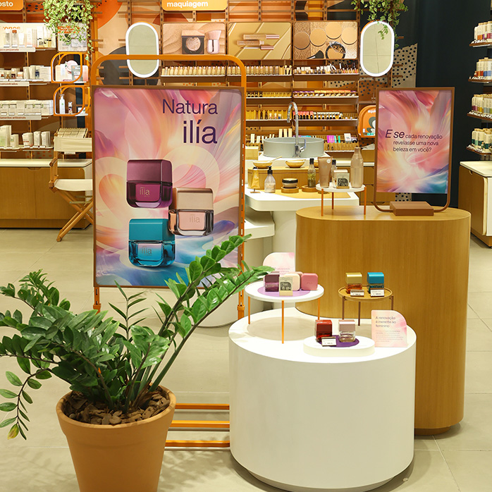 Foto do espaço de exposição e experimentação das fragrâncias Natura Ilía em uma loja Natura.