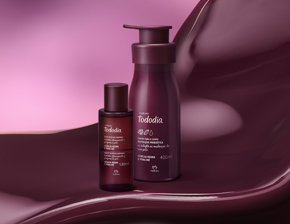 Produtos da linha Natura Tododia Cereja Negra e Praliné sobre forma orgânica na cor vinho e fundo em tons de rosa.