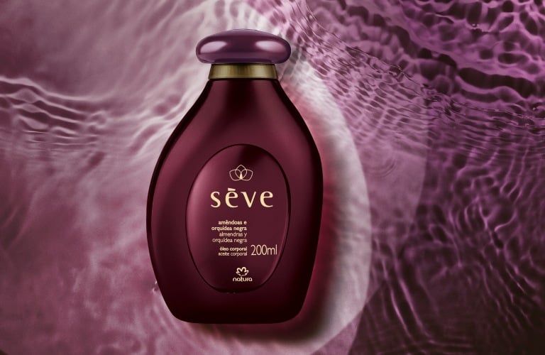 Óleo Sève sobre uma superfície aquosa e com tons roxos. O vidro é iluminado por luzes circulares