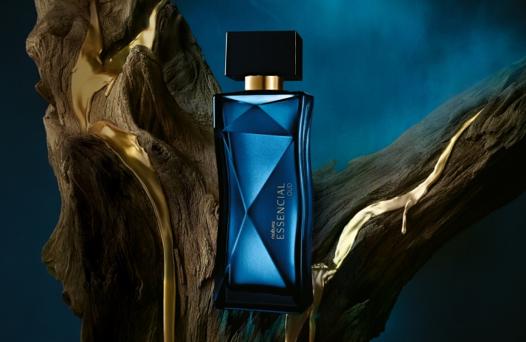 Perfume feminino marcante Essencial Oud Feminino sobre um galho de árvore