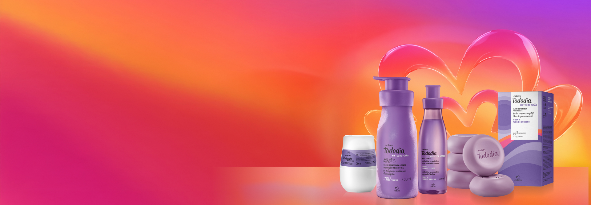 Desodorante Roll-on, Creme Sorbet para o Corpo, Body Splash e Sabonetes em Barra Tododia Amora e Flor de Pêssego, em tom de lilás, destacam-se em fundo degradê rosa e amarelo com a flor símbolo da Natura.