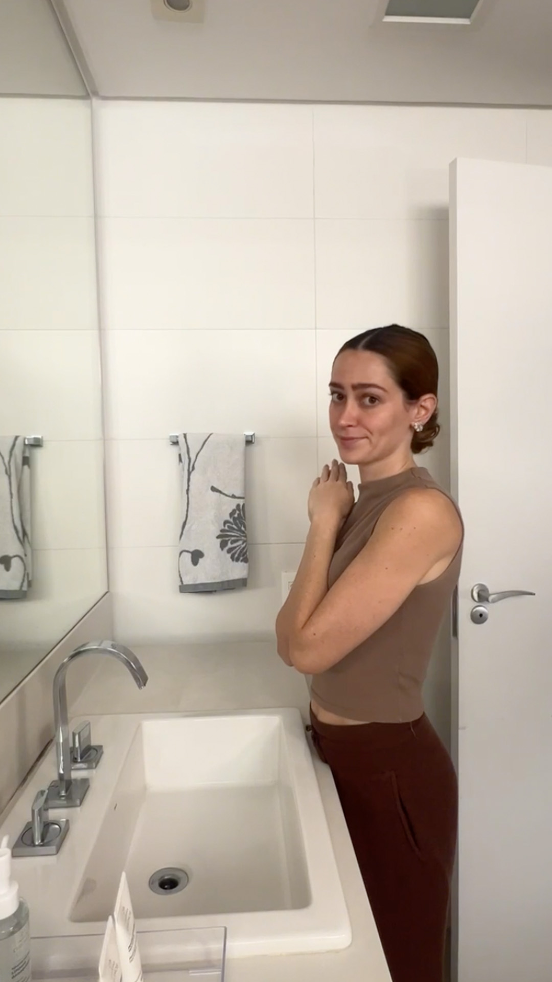 Vídeo inicia com três mulheres se abraçando, duas são filhas e a do meio é a mãe. Em seguida, uma das filhas surge em um banheiro, se olhando no espelho. Ela pega produtos de Natura Chronos Derma da bancada e começa a utiliza-los.