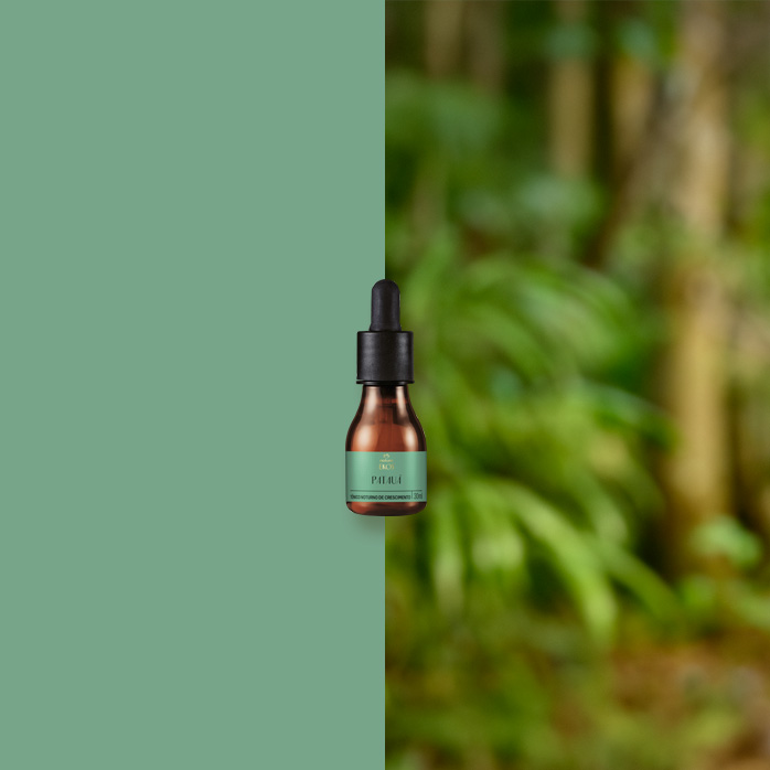 Frasco de vidro âmbar com conta-gotas preto do Tônico Noturno de Crescimento Ekos Patauá ao centro. Fundo dividido entre verde fosco e floresta desfocada, sugerindo conexão com a natureza.