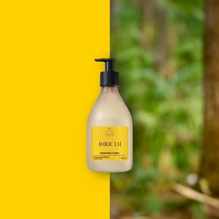 Frasco bege com rótulo amarelo do Creme Desodorante Hidrante para o Corpo ao centro. Fundo dividido entre amarelo vibrante e floresta desfocada em tons de verde.