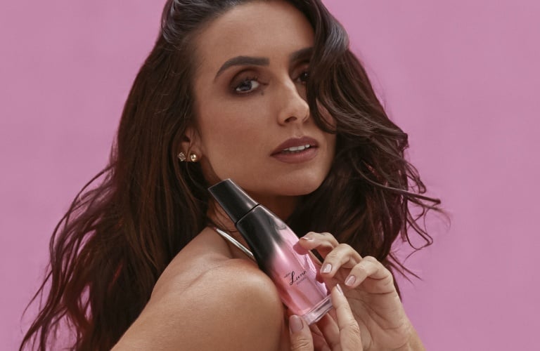 Mulher segurando seu Luna Absoluta sobre o ombro direito