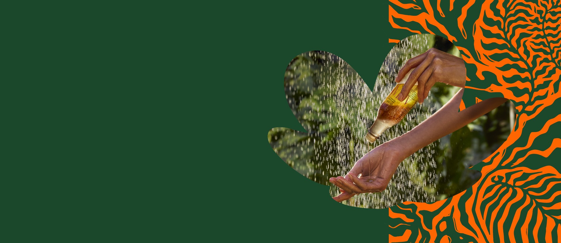 Uma mão segura um sabonete líquido corporal de Natura Ekos sobre outra mão aberta, enquanto o conteúdo do frasco está sendo derramado. Gotas estão respingando no ar. A cena é em um ambiente externo com vegetação desfocada ao fundo. A imagem tem um fundo verde escuro e uma forma irregular do lado direito com um padrão de folhas em tons de laranja.
