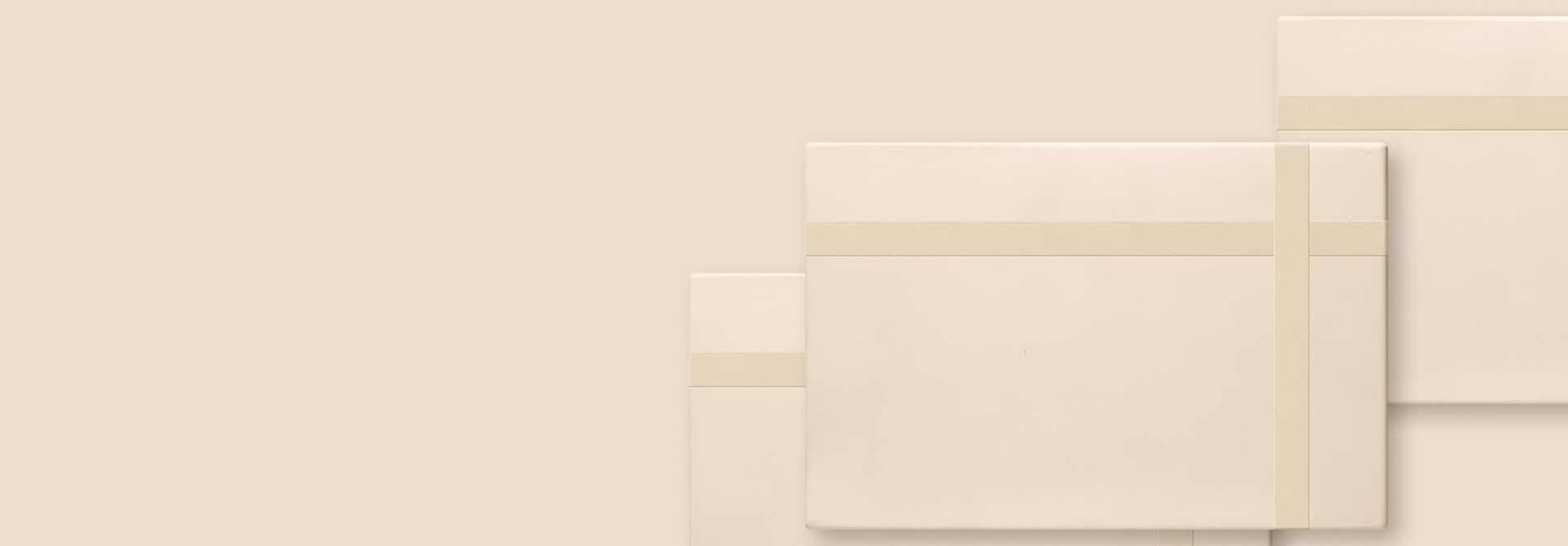 Sequência de itens Natura: Body Splash Ekos Castanha e Loção para o Corpo Tododia Macadâmia, Peeling Chronos Derma e Batom Una, alternando sobre caixas presenteáveis com faixa em tons de branco, em fundo branco.