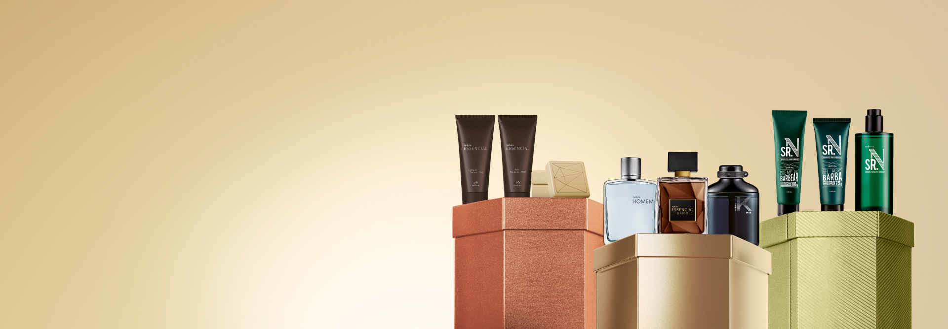 Embalagens Natura sobre caixas laranja, dourada e verde, em fundo amarelo-claro: bisnagas e sabonetes Essencial, frascos de Natura Homem, Essencial Único e K Max, e bisnagas e frasco de Senhor N.