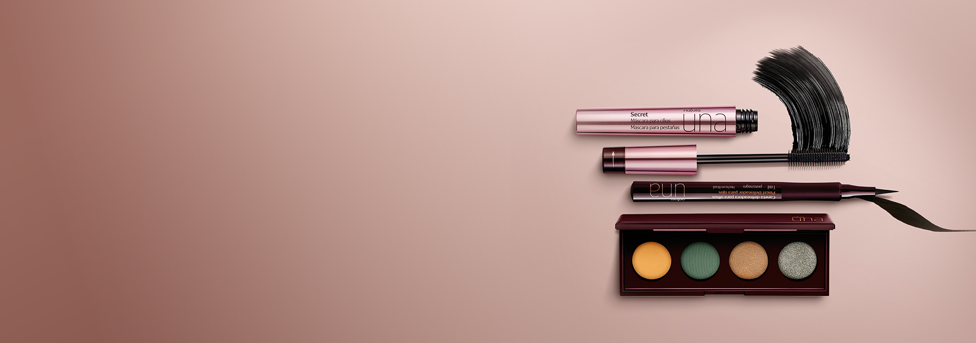 Delineador, máscara de cílios e paleta de sombras da linha Natura Una sobre um fundo rosa claro e texturas de produtos.
