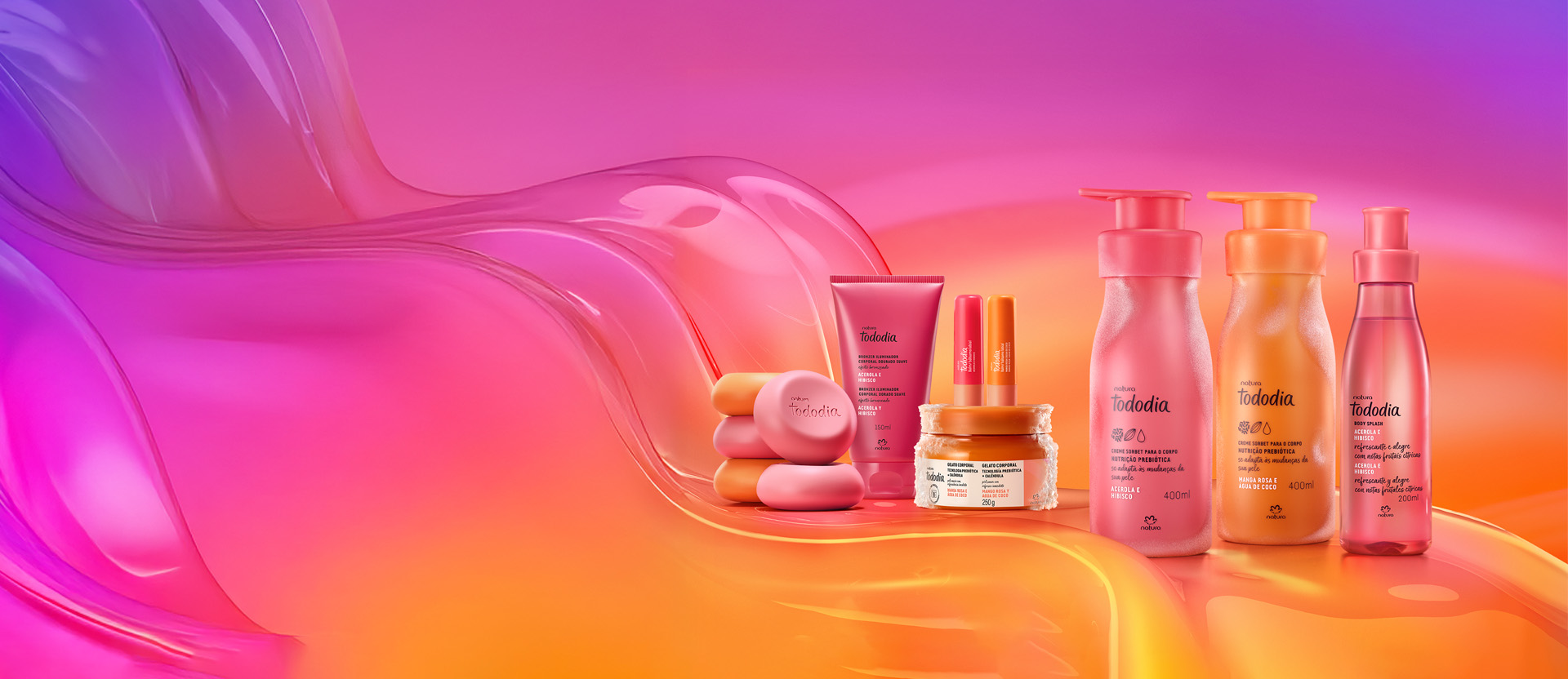 Tododia em laranja e rosa: Sabonetes em Barra, bisnaga de Iluminador, embalagens de Balm Labial sobre pote de Gelato Corporal, frascos de Creme Sorbet e Body Splash em spray, sobre grafismo e fundo em rosa e laranja.