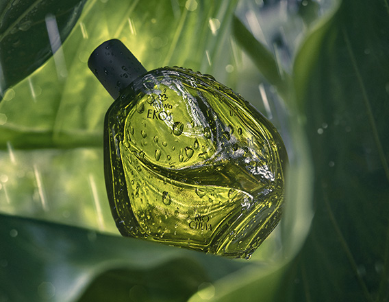 Produto Natura Ekos Ryo Chuva sobre folhas verdes com gotas de água desfocadas