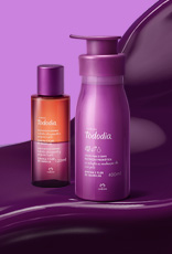 Produtos Natura Tododia Ameixa e Flor de Baunilha sobre forma orgânica na cor roxa e fundo roxo.
