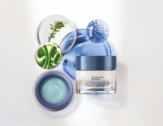 Produto Natura Chronos Derma com elementos orgânicos e ingredientes em fundo branco.