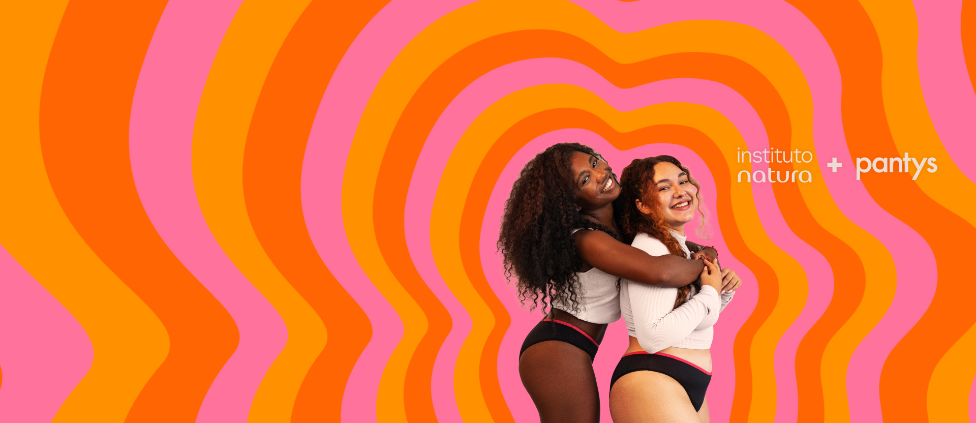 Mulher negra e mulher branca sorriem, abraçadas, vestindo tops brancos e calcinhas pretas com detalhe rosa. Logo Instituto Natura + pantys, à direita. Fundo com formas em tons de rosa e laranja.
