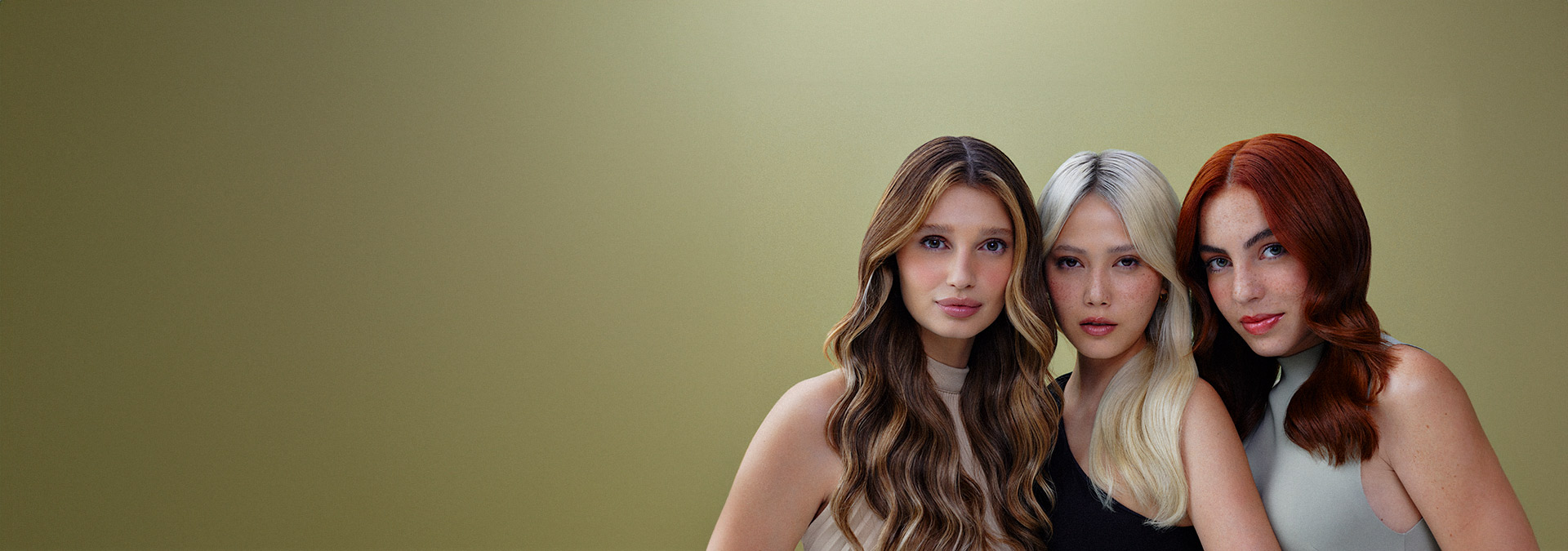 Imagem apresentando três mulheres com diferentes tipos e cores de cabelo exibindo seus fios.