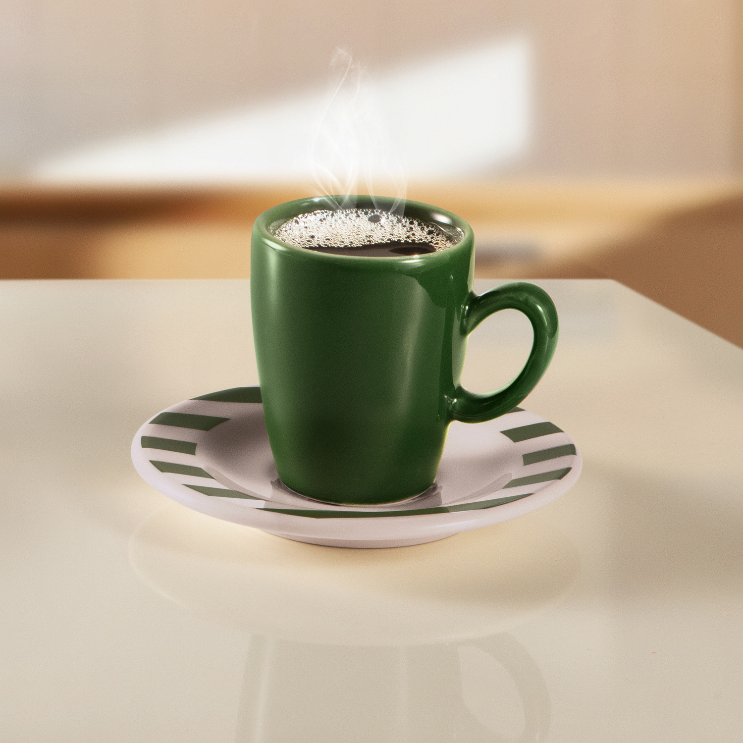 Conjunto Natura Crer Para Ver sobre uma mesa com tampo de vidro bege. A xícara verde está cheia de café expresso quentinho e repousa sobre o píres branco com listras verdes.  