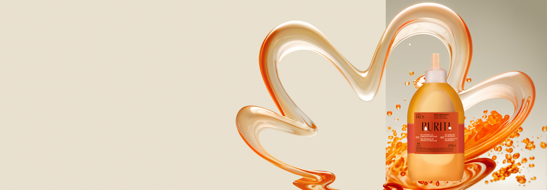 Refil Óleo Trifásico Ekos Buriti, com embalagem transparente e rótulo laranja, destaca-se no centro da tela sobre a flor símbolo da Natura, composta por texturas aquosas alaranjadas.