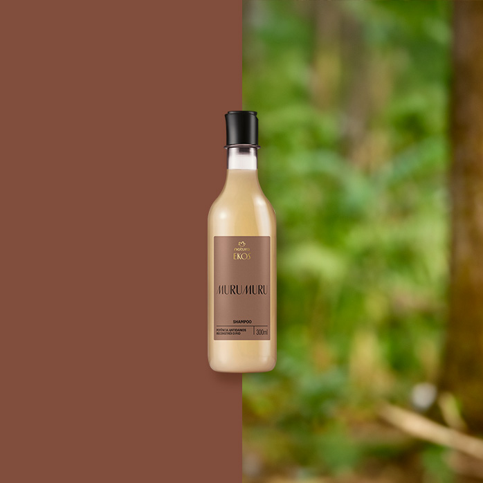 Frasco bege do Shampoo Ekos Murumuru com tampa preta ao centro. Fundo dividido entre marrom sólido e floresta desfocada, sugerindo origem natural do produto.