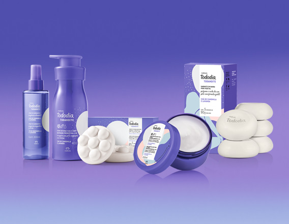 Em fundo azul-claro, produtos da linha Natura Tododia Todanoite: Body Splash, Loção Corporal, Sabonete Massageador com caixa, Creme Nuvem e Sabonetes com caixa.