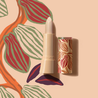 Protetor labial hidratante Natura Ekos Cacau, com ilustrações do pé de cacau, em fundo bege.