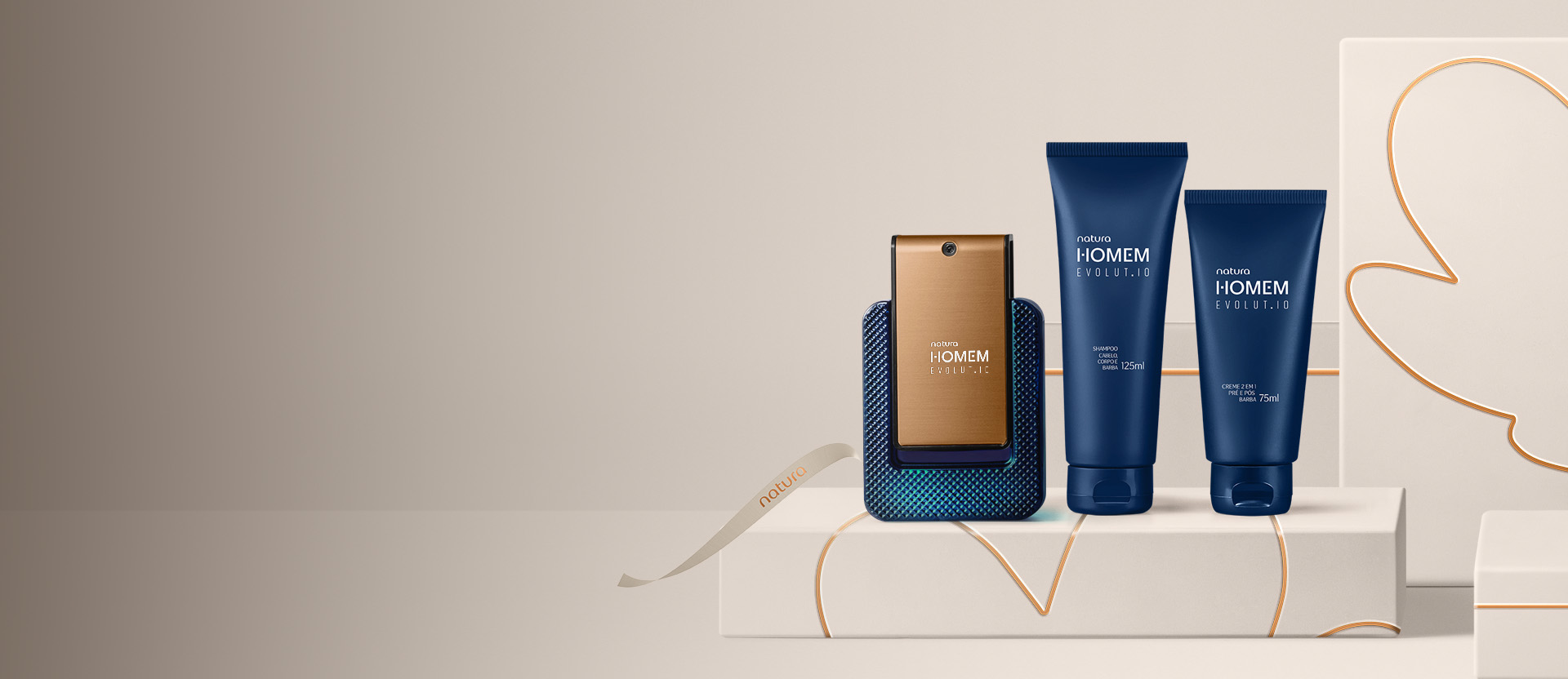 Presente Natura Homem Evolut.io Completo, composto por Deo Parfum, Shampoo Cabelo, Corpo e Barba e Creme 2 em 1 Pré e Pós-barba, aparece em destaque sobre caixas de presente e fundo bege-claro.