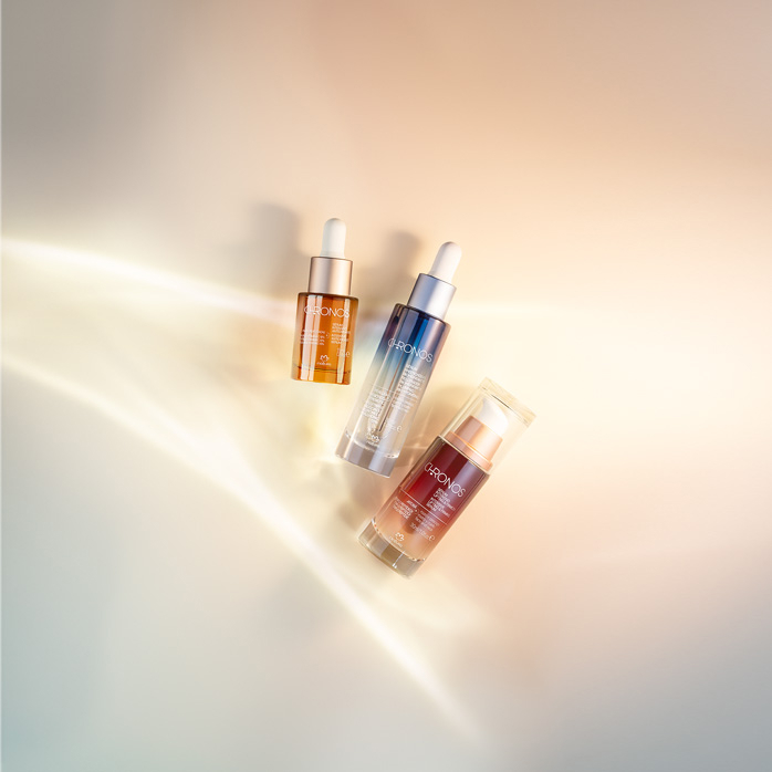 Produtos Natura Chronos de tratamento intensivo com feixes de luz, em fundo em tons de creme.