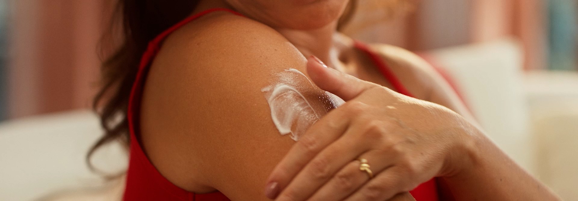 Vídeo apresenta a linha Natura Tododia Morango e Baunilha. A atriz Fernanda Souza aplica os produtos na pele, seguidos por imagens do body splash, creme e uma textura cremosa que forma o desenho de um coração. Um personagem animado de morango aparece sorridente ao lado das embalagens.