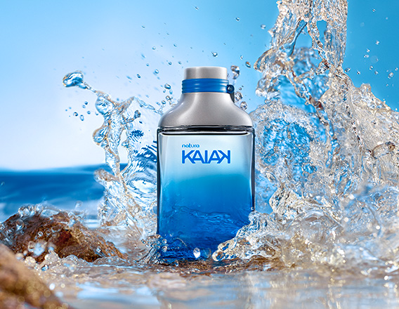 Frasco de Kaiak masculino em azul. Fundo com água e respingos formando ondas.