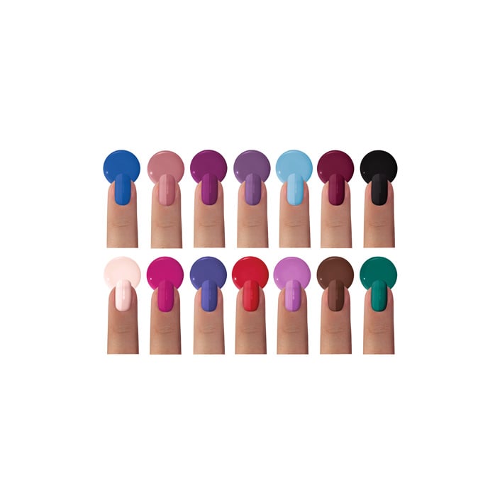 Modelo loira com as mãos sobre o rosto, destacando suas unhas pintadas com efeito de glitter. O close captura o brilho e a textura do esmalte.