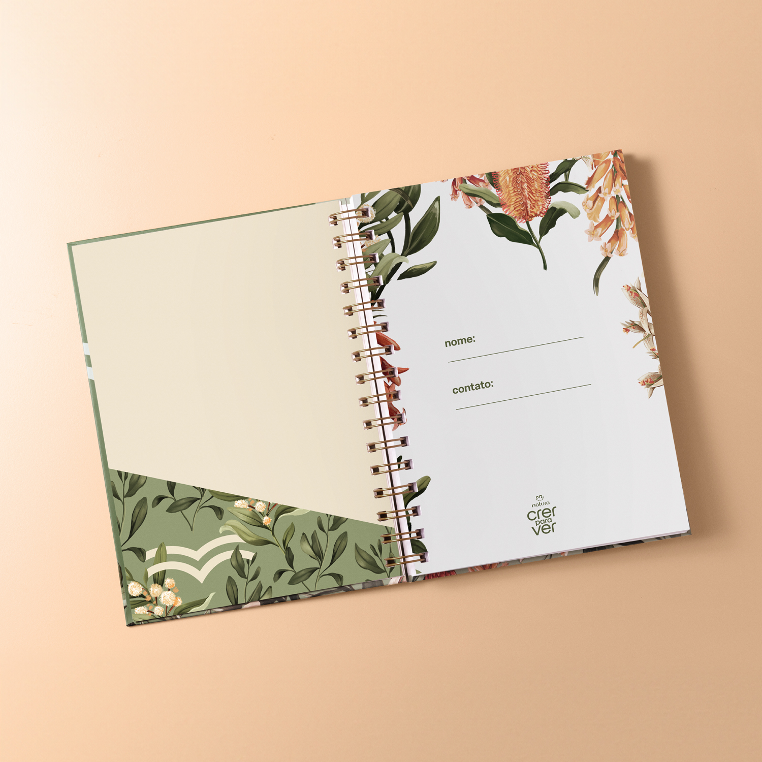 Foto de um caderno espiral aberto de Natura Crer para Ver. A contra-capa traz envelope ilustrado com flores e na primeira página estão as palavras ‘nome’ e ‘contato’. Fundo da imagem é laranja-claro.