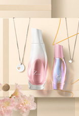 Fragrâncias Natura Luna sobre caixas presenteáveis em fundo creme com flores.