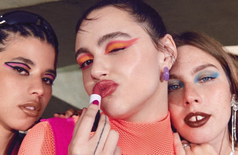 amigas com delineados coloridos