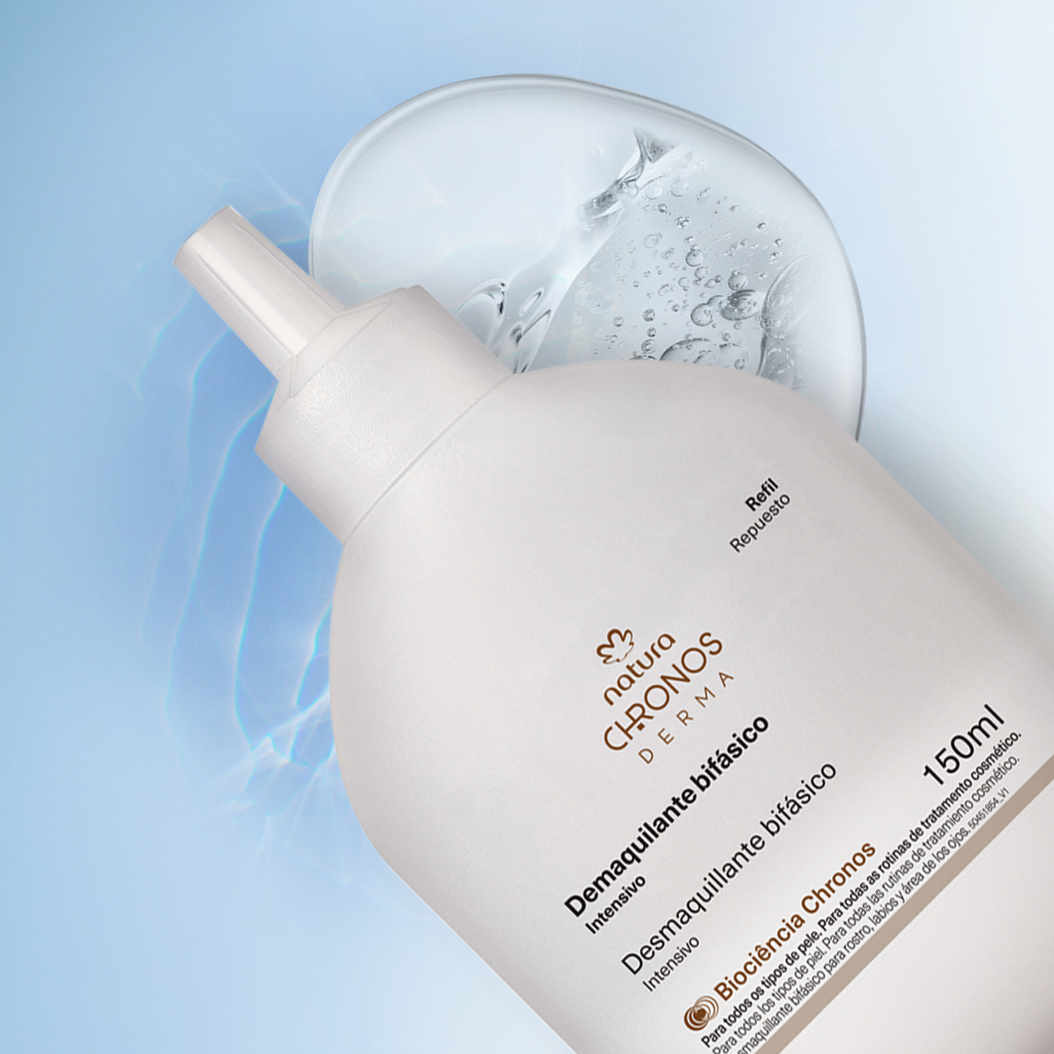 Foto com vista superior do frasco do Fluido Bifásico Chronos Derma. O frasco está deitado sobre um líquido transparente com bolhas.
