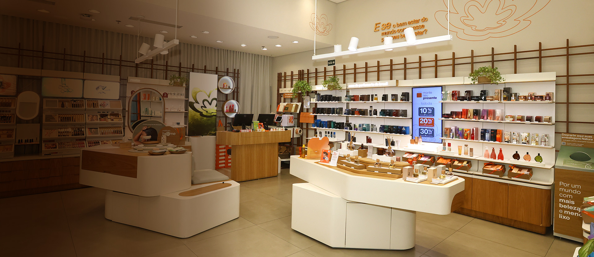 Foto do ambiente de uma loja Natura, com produtos e bancadas de experimentação.