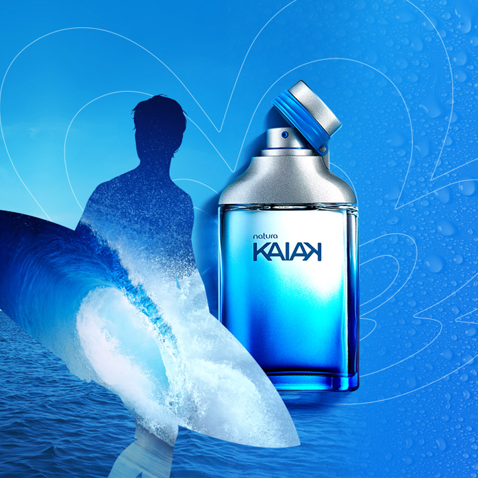 Frasco da fragrância Natura Kaiak na cor azul com válvula prateada. Fundo azul com silhueta de homem segurando prancha de surf e imagem de onda, gotas e traços da silhueta da flor Natura.