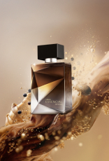 Frasco do Deo Parfum Essencial Desejos Masculino em tons de marrom e prata sobre grãos, gengibre, nozes e demais elementos que remetem aos ingredientes. Fundo marrom.