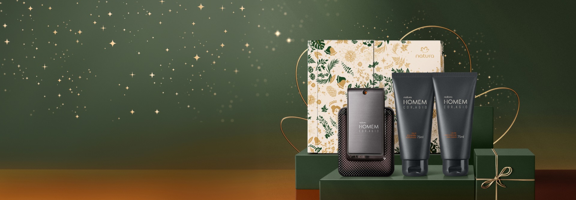 Presente Natura Homem Cor.agio, com Desodorante Perfume, Balm Pós-Barba Perfumado e Creme para Barbear Perfumado, em fundo verde. Embalagens cinzas e caixa decorada branca e dourada com estampa floral.