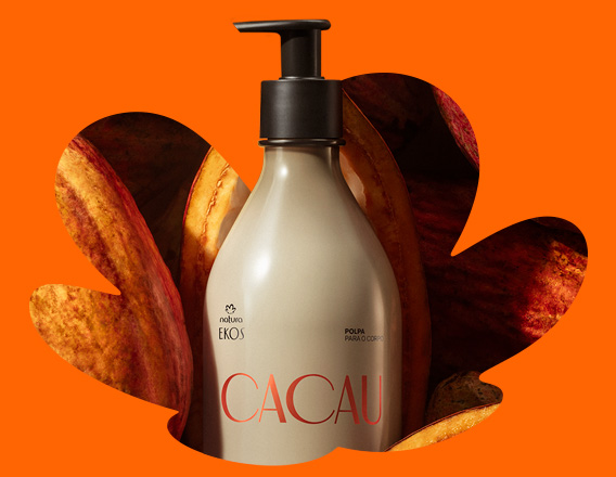 Em moldura laranja da rosácea Natura, temos produto Natura Ekos Cacau rodeado de frutos de cacau.