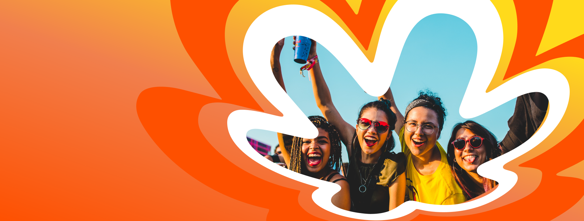 Dentro de moldura com a rosácea Natura em tons de laranja, amarelo e branco, foto de mulheres interagindo felizes olhando para a câmera.