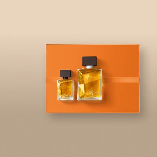Presente Natura Essencial Masculino, contendo 1 frasco regular e uma miniatura do Deo Parfum. Os itens estão sobre caixas de presentes laranja.