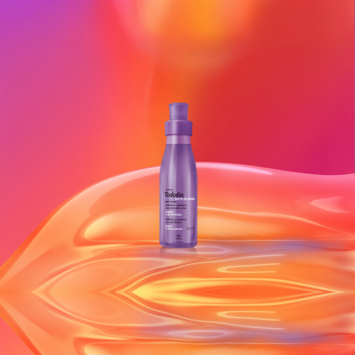 Body Splash Tododia Amora e Flor de Pêssego, com frasco em tom de lilás, destaca-se em fundo aquoso com degradê rosa e amarelo.