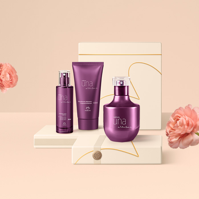 Produtos Natura Una Artisan sobre caixas presenteáveis e fundo na cor creme com flores à direita e à esquerda.