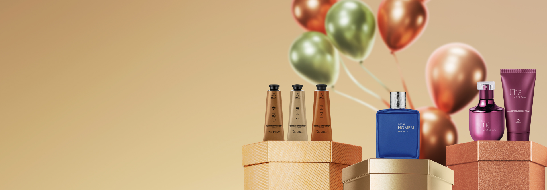 Presentes Natura Ekos Cremes para as Mãos, Natura Homem Absoluto e Natura Una Artisan destacam-se sobre caixas laranja, dourada e bronze. Atrás, balões verdes e laranjas sobre fundo alaranjado.