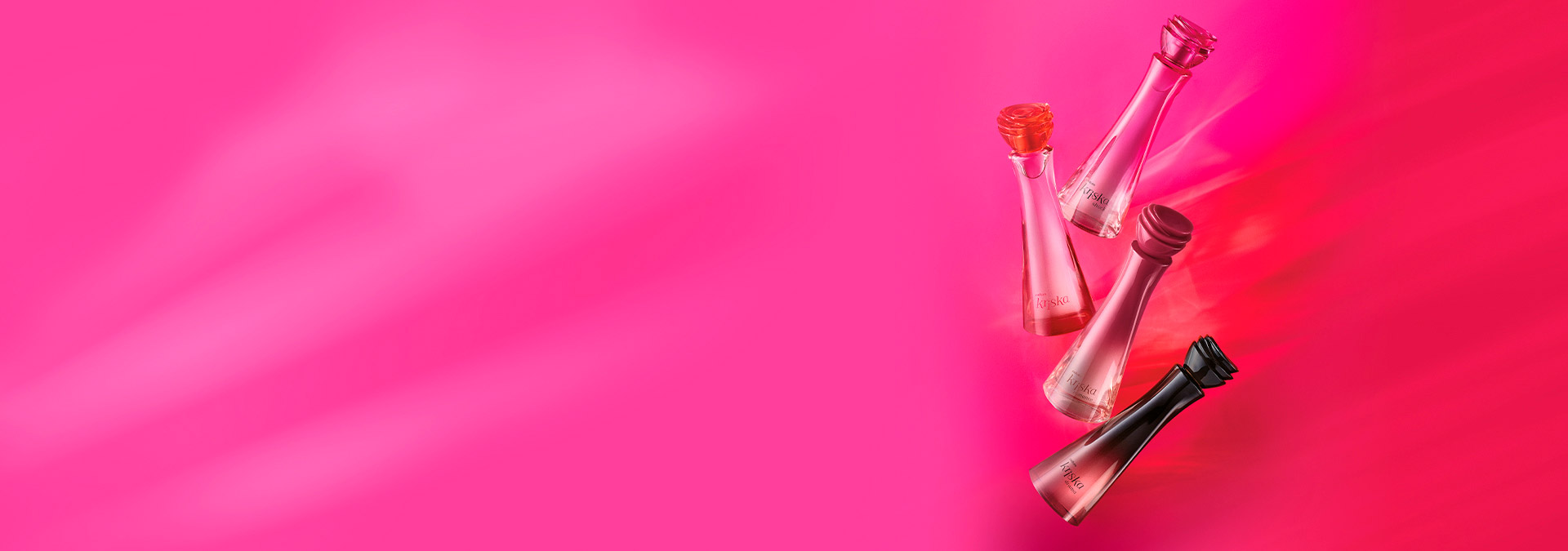 Imagem com fundo em tons de rosa e vermelho e à direita quatro frascos de Natura Kriska