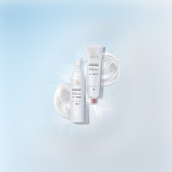 Produtos Natura Chronos de limpeza facial com texturas e feixes de luz em fundo em tons de azul claro.
