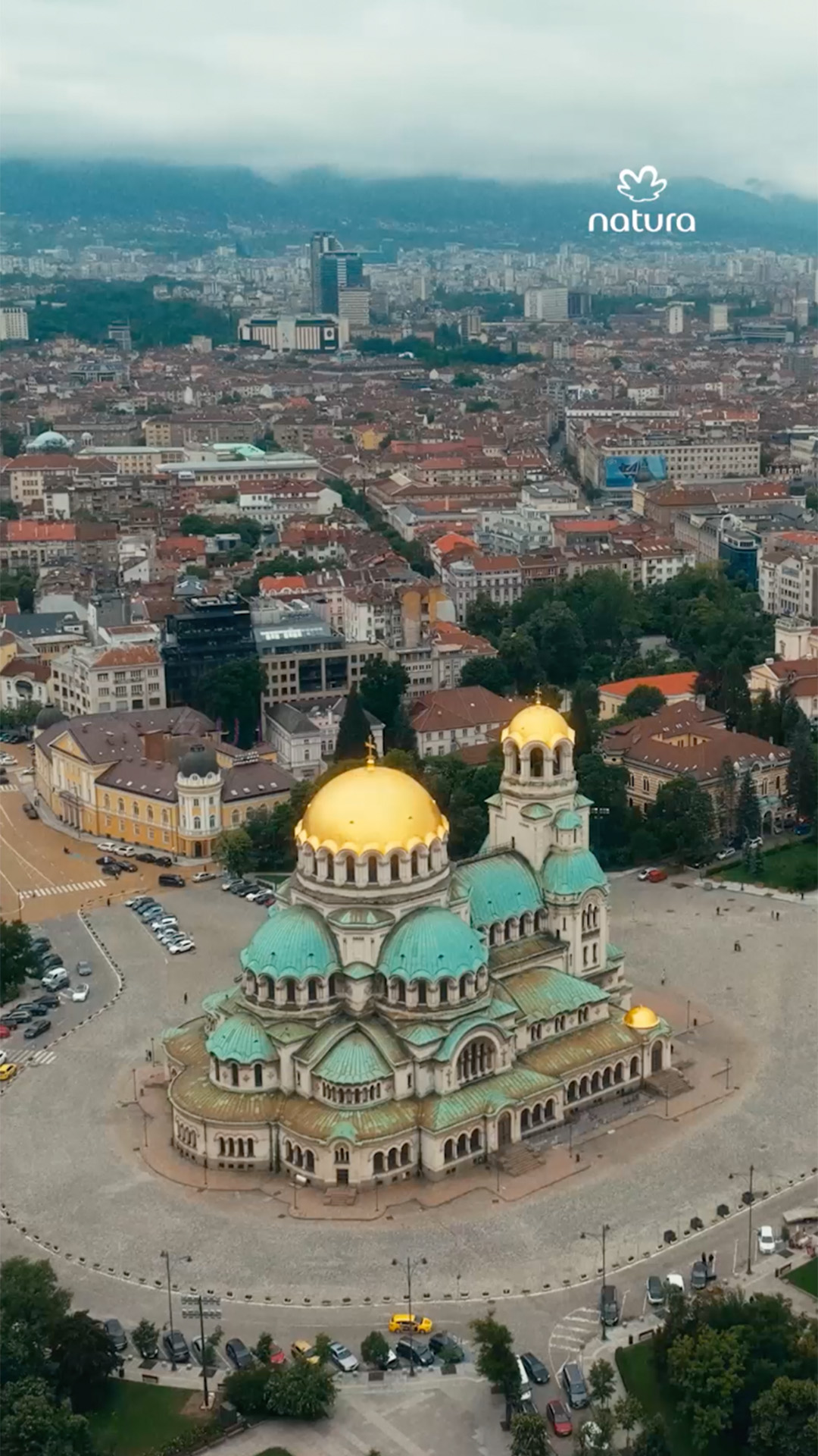 Vídeo começa mostrando a cidade de Konare, na Bulgária, onde ficam um campo de rosas brancas, a rosa alba. Ao longo do vídeo, o fundador da Natura, Luiz Seabra, perfumistas da Natura e outras pessoas envolvidas no processo de criação de Natura Aura Alba aparecem dando depoimentos sobre o lançamento, enquanto imagens da flor no campo e no laboratório de perfumaria são mostradas.