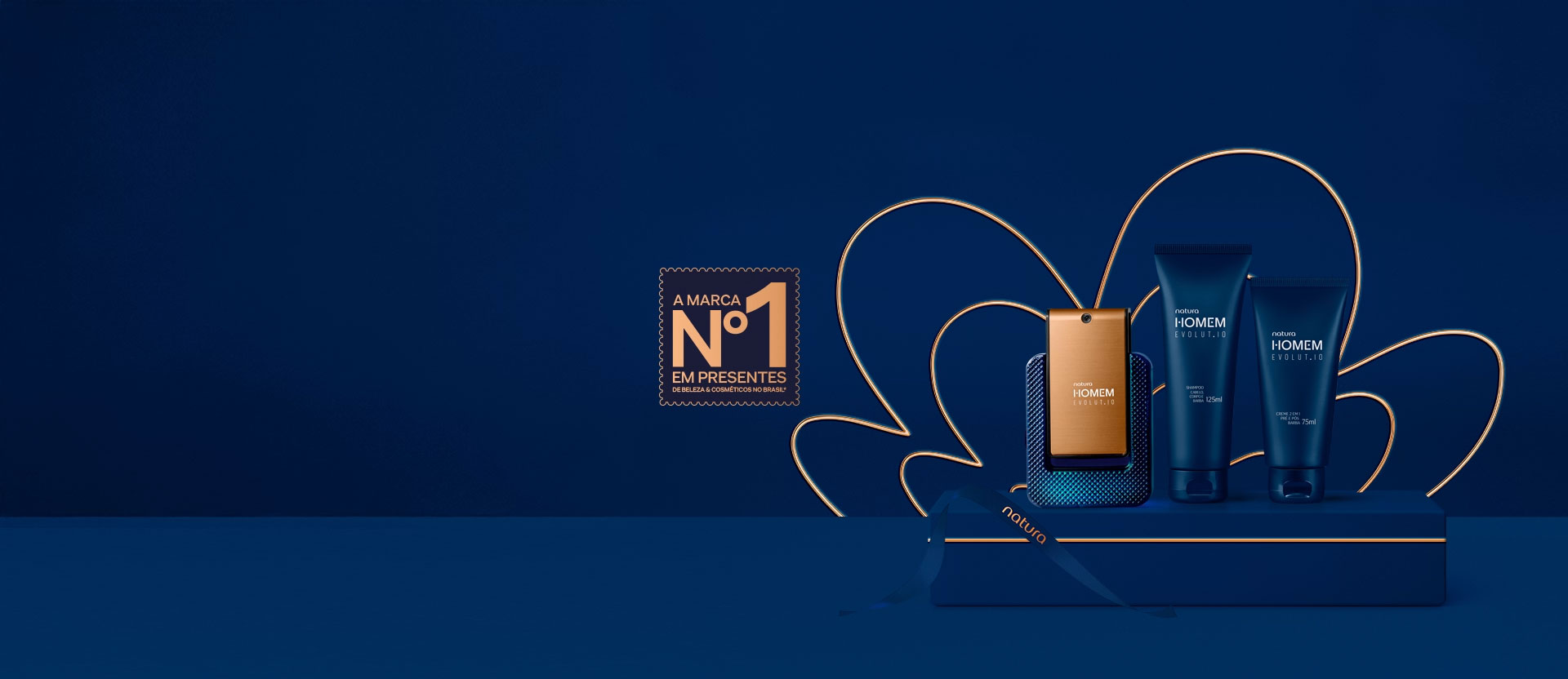 No vídeo, Presentes para o Dia dos Pais aparecem sobre caixas de presentes e fundo azul-marinho, com a rosácea da Natura em dourado. Na primeira cena, temos o Presente Natura Homem Evolut.io Completo. Na segunda cena, o destaque é o Presente Natura Kaiak Pai e Filho e, na terceira cena, o Presente Natura Essencial Completo. Na cena final, o Presente Natura Homem Evolut.io Completo fecha o vídeo.